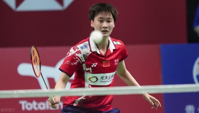 曼联前锋齐尔克泽面临转会，俱乐部对其持开放态度，但仍在培养塞斯科，寻求锋线补充，转会市场激烈争夺中。